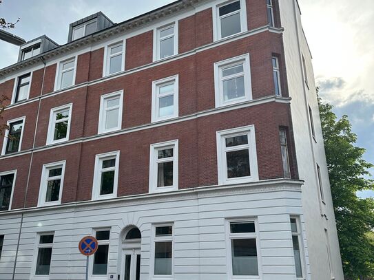 Modernized bright 3.5 room old building apartment with fireplace at the Alster canal