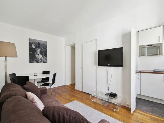 Prime Location & Cozy Comfort: 2-Min Walk to Place de la République - Stylish Apartment for 4!