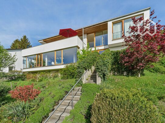 Schönes Architektenhaus mit einer besonderen Aussicht in die bayerische Landschaft.