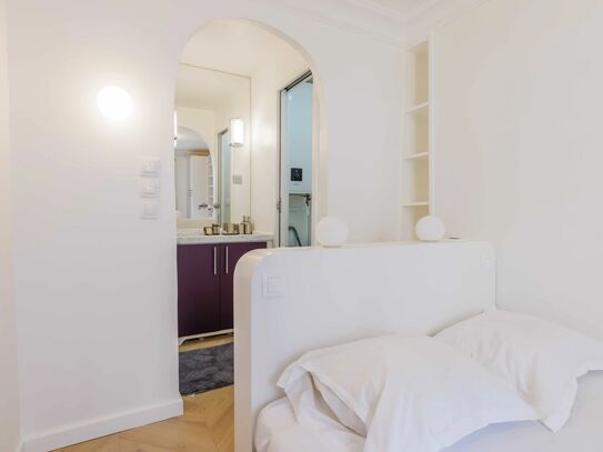 Lovely 28m² apartment located in the 8th arrondissement of Paris, close to tourist landmarks and transportation options.