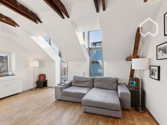 Helle Dachgeschoss-Wohnung mit Balkon im Zentrum von Hamburg Ottensen, 75 qm, 3 Fuss-Minuten zum Bhf Altona, urbanes Ze…