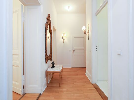 Comfortable and cozy 3 room apartment with beautiyfull antiques in Charlottenburg