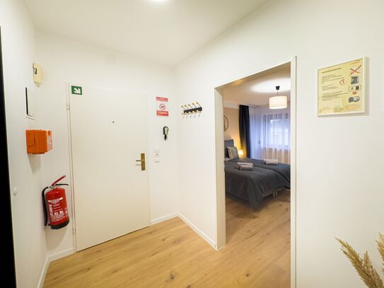 Modern 2-room flat with balcony, parking & top location - Perfect for tourists & business travellers, WiFi and TV -4K