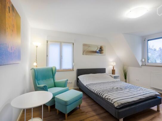 Beautiful three room flat in excellent part of Cologne. Parking included. Quiet, spacious. Direct tram connection to Co…