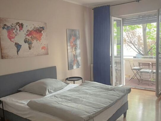 Modische und neue Wohnung in lebendiger Straße