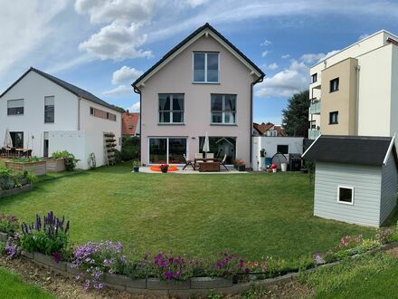 Wunderschönes voll ausgestattetes und möbliertes Haus mit schönem Garten und toller Terrasse in bester Lage zwischen Ma…