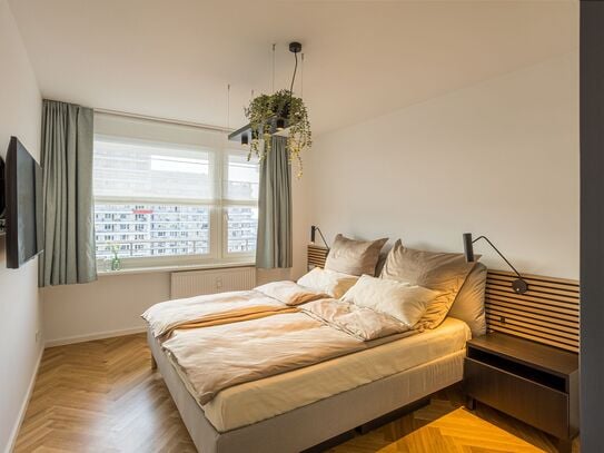 Mitte: Fully refurbished 2-room apartment on the 19th floor overlooking Berlin