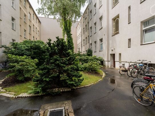 Freshly renovated studio in old building with loft bed in the immediate vicinity of Schloßstrasse