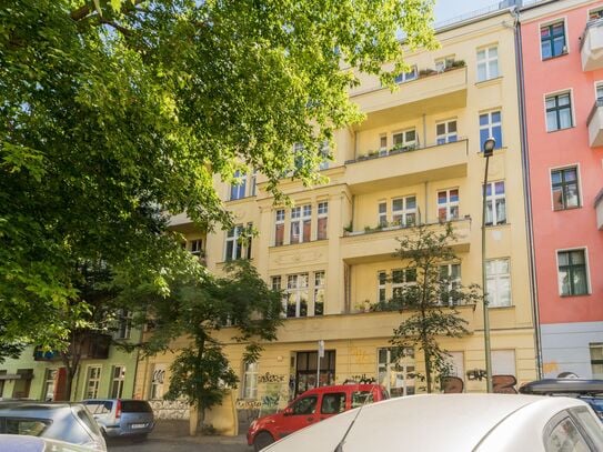 Bright and comfortable 2-room apartment in trendy Berlin Friedrichshain.