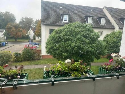 Eine geräumige 4-Zimmer-Wohnung mit stilvoller Ausstattung, inklusive einem Balkon und einer Garage.