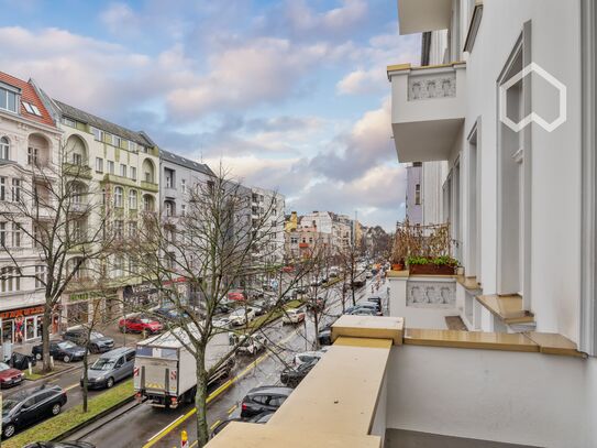 Adaptable 5 room south-facing apartment in a historic building in prime Charlottenburg location