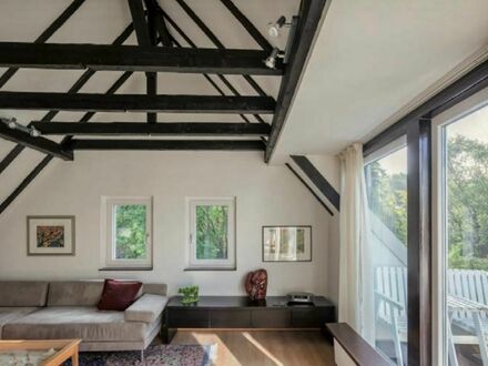 Grosszügige, möblierte Dachgeschosswohnung in bester Wohnlage | Beautiful, modern studio