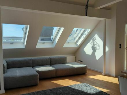 Traumhaftes Wohnen im Herzen Frankfurts: Helle 2-Zimmer-Dachgeschosswohnung in Top-Lage mit üppigem Lichteinfall | Drea…