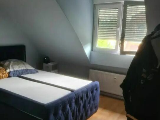 Aparte 3 Zimmer-DG-Wohnung mit Balkon und Garage