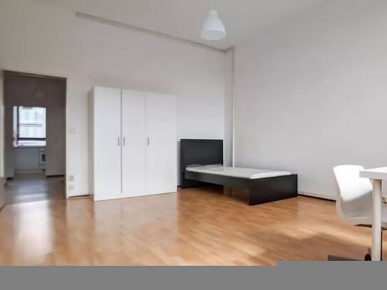 Einfaches, gemütliches Zimmer in der Bismarkstraße in Berlin