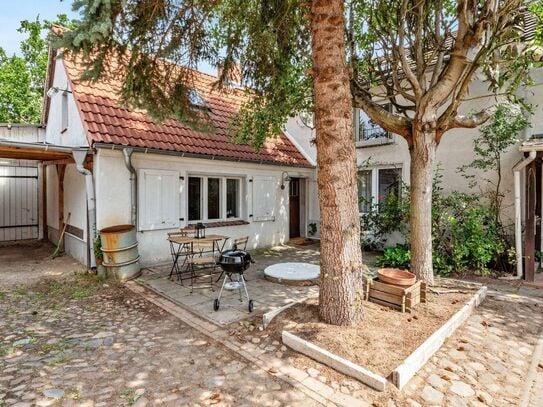 Charming, fully furnished 2 room apartment in a picturesque 3-side courtyard