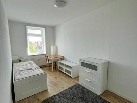 Gemütliches Zimmer mit Einzelbett und Schreibtisch in Schkeuditz