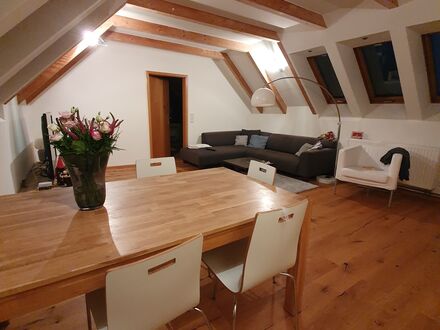 möbliertes Dachgeschoss in EFH mit 2 Balkonen und Stellplatz | Awesome, bright loft located in Britz