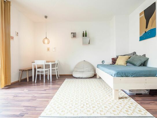 'Sheila': Studio Apartment mit Balkon in Charlottenburg