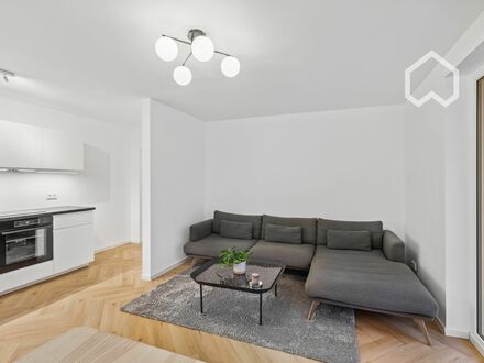 Frisch sanierte 2-Zimmer-Wohnung mit Balkon in zentraler Lage (U3 Uhlandstraße)