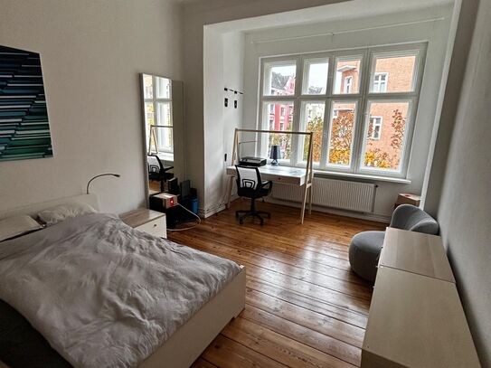 Helles, großes Zimmer in frisch sanierter Altbauwohnung – Prenzlauer Berg, möbliert, ab November frei