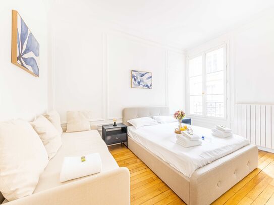 Luxurious 212m² Apartment with Balcony in Paris's 16th Arrondissement