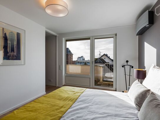 Penthouse apartment with view of the Rhine in the south of Cologne, with excellent transport links, Koln - Amsterdam Ap…