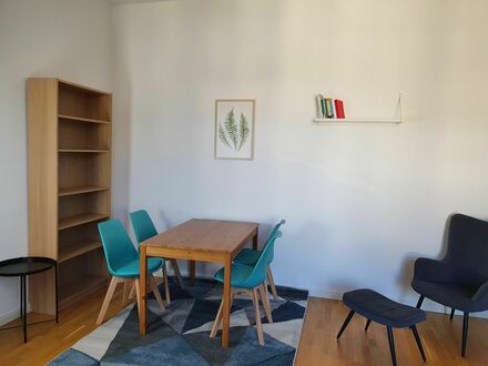 'Chloe' - Helle & charmante Dreizimmer-Altbau-Wohnung mit Balkon in Schöneberg