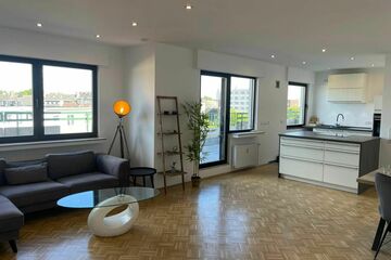 Neues Penthouse mit 50m2 Dachterrasse, Aufzug & Tiefgarage