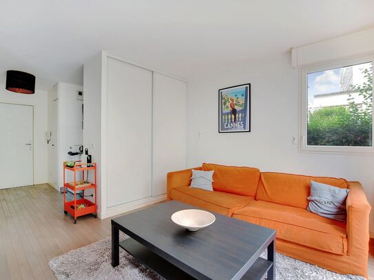 Studio on the ground floor located on the edge of Courbevoie, cosy and pleasant.