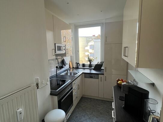 Stylish, bright 2 room balcony flat & beautiful view to park & canal