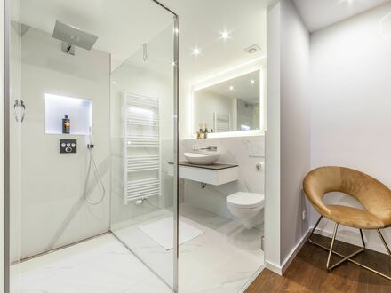 Luxus mitten in der Maxvorstadt mit separatem Homeoffice. Smart Home & Luxus Hotelbett. Kernsaniert in 2021.