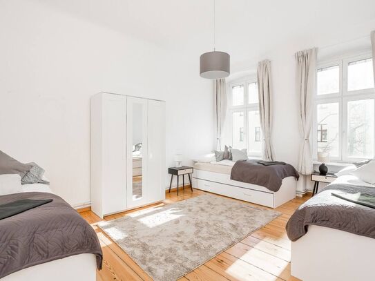 Sunny old building apartment, modern furnished and very well connected, in Charlottenburg for up to 6 people.