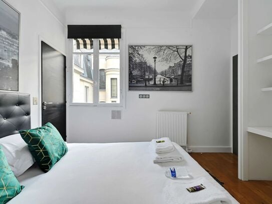 New one-bedroom apartment in a Parisian building in the heart of the 8th arrondissement of Paris.