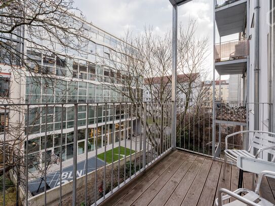 Quiet and wonderful home with balcony at Warschauer Straße