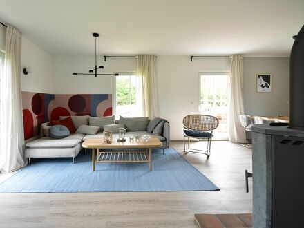 Stilvolles Haus mit Kamin an ruhiger Bucht | Peaceful modern house with fireplace