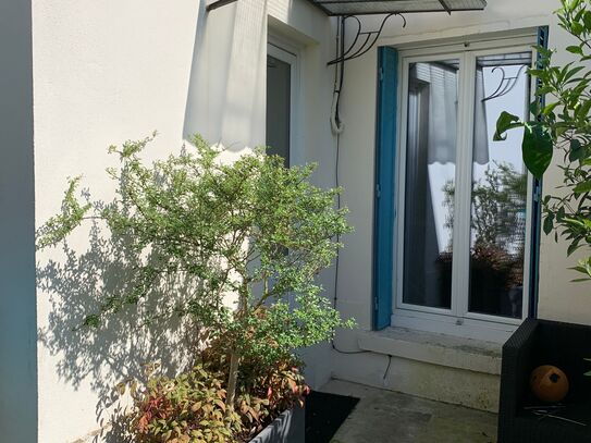 Independent house in a pleasant garden 15 minutes from the centre of Paris