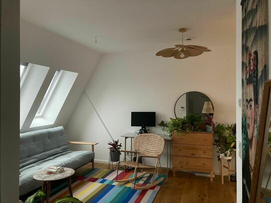 Moderne, helle und luftige Dachgeschosswohnung mit Aufzug in Berlin Lichtenberg