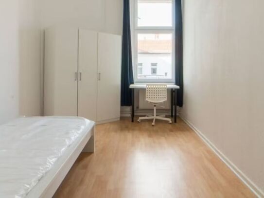 Schönes gemütliches Zimmer in der Rheinstraße mit Balkon in Berlin