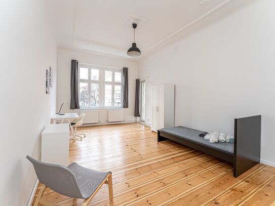 Geräumiges und schönes Zimmer in einer 4-Zimmer-Wohngemeinschaft in Neukölln