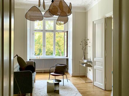 Traumhaftes Altbau-Apartment - komplett neu renoviert | Elegant Apartment with wooden floors in beautiful Art Deco Buil…