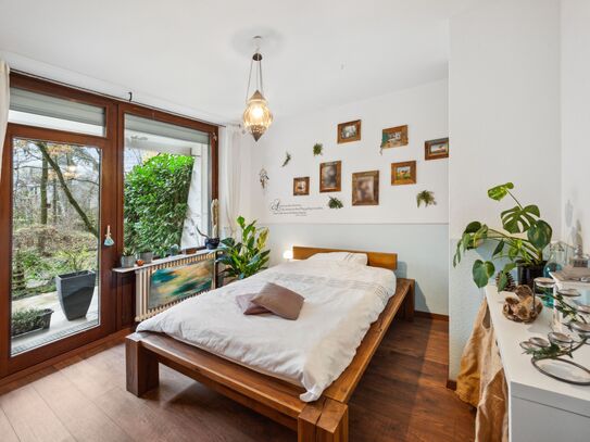 Wunderschöne und frisch renovierte Zweizimmerwohnung mit Tiefgaragenstellplatz, 17qm großer Terrasse, Blick ins Grüne,…