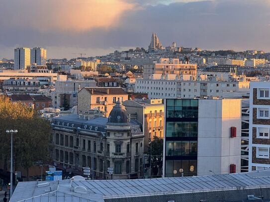 Amazing view on Montmartre, metro, all commodities, schools nearby