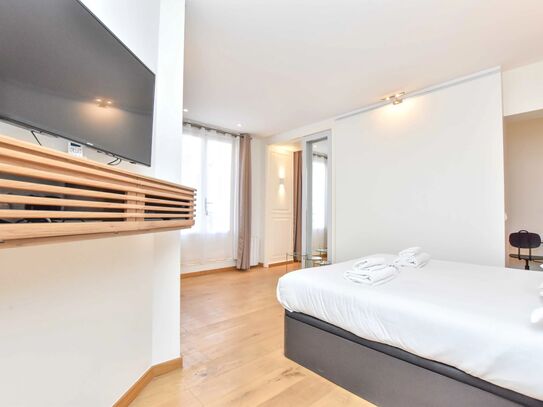 Spacious studio for 2 people at the foot of the Champs Elysée/Av. Montaigne, fully equipped and refurbished