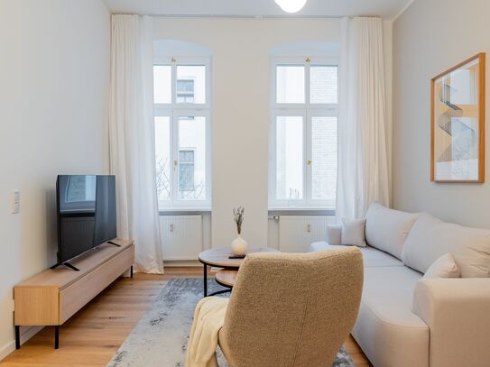 Recently renovated 2 room apartment with a home office in trendy Moabit