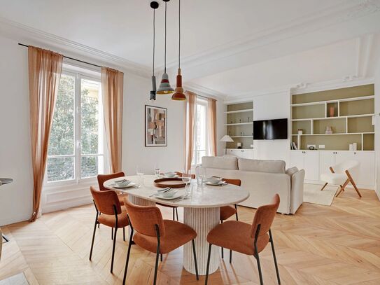 Luxurious Retreat in Neuilly-sur-Seine: Elegance, Comfort, and Convenience