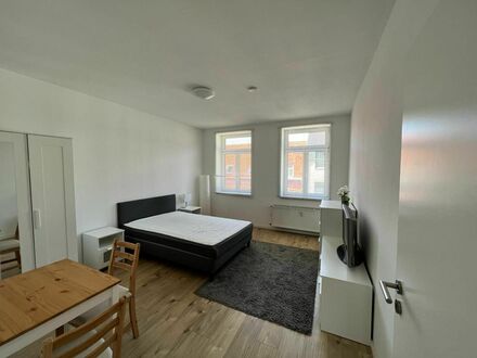 Modernes Zimmer mit Doppelbett, Schreibtisch und TV in Schkeuditz