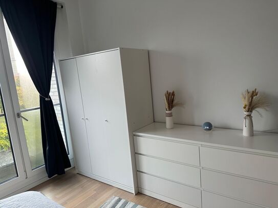 Stylish, Modern, and Fully Furnished 2 Room Apartment with River Views (All Bills Included), Berlin - Amsterdam Apartme…