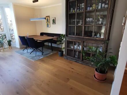 Modern eingerichtete 4-Zi Whg mit Kamin, 2 Balkonen u. Arbeitspl. in FFM Sachsenhausen | Modern furnished 4-room apartm…
