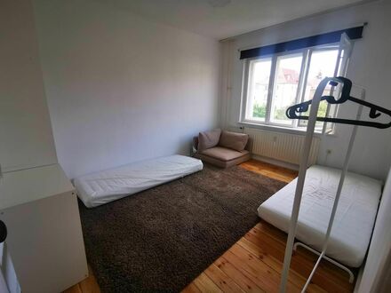 helle 2 Zimmer-Wohnung mit Blick auf grüne Gärten